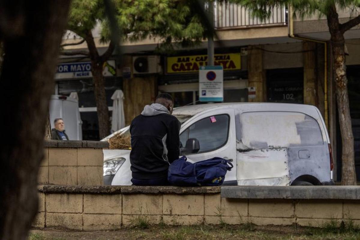 Un joven en el barrio de La Florida de L'Hospitalet.