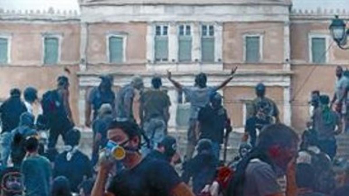JORNADA DE INFARTO3 Arriba a la derecha, Giorgos Papandreu, ayer en el Parlamento.  El resto de las fotografías muestran los disturbios en Atenas tras la aprobación del plan de ajuste.