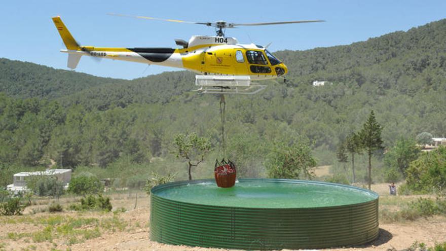 Un helicóptero contra incendios mete el ´bambi´ en un depósito de agua.
