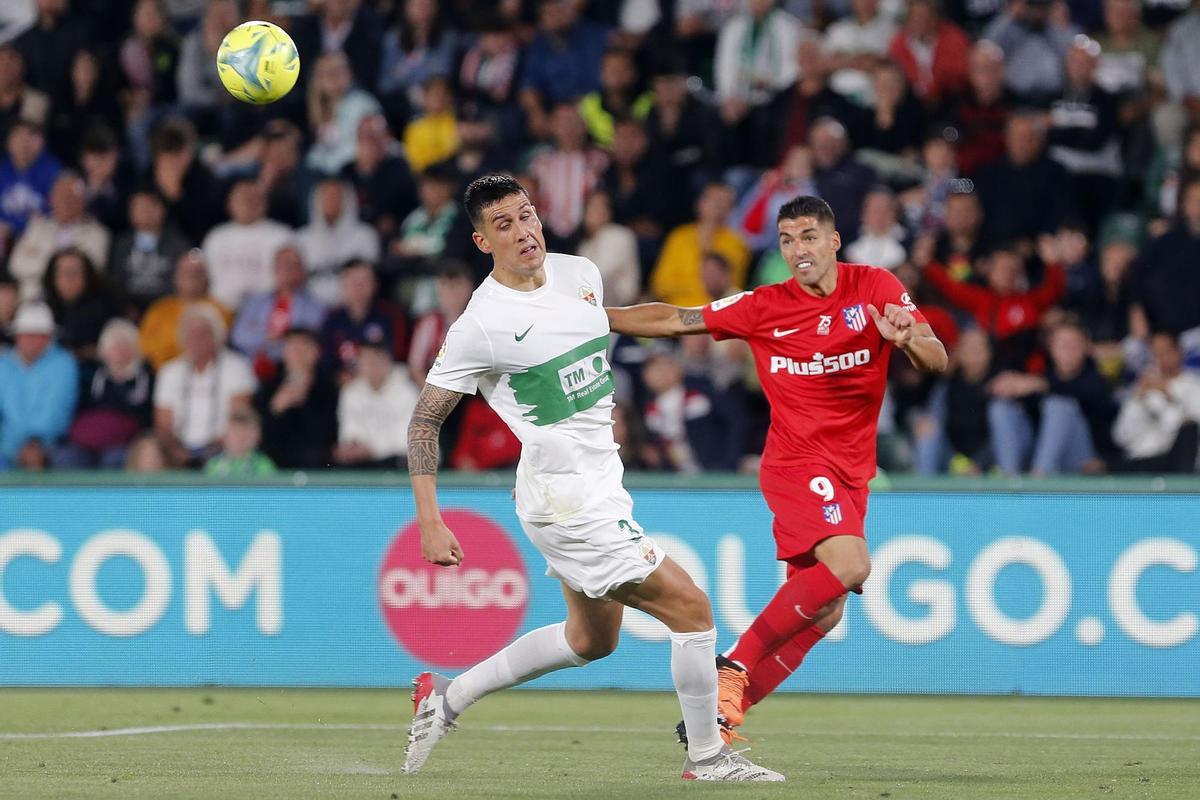 ELCHE (ALICANTE), 11/05/2022.- El delantero del Atlético de Madrid Luis Suárez (d) pasa un balón ante Enzo Roco, del Elche, durante el partido de Liga en Primera División que se disputa hoy miércoles en el estadio Martínez Valero. EFE/Manuel Lorenzo