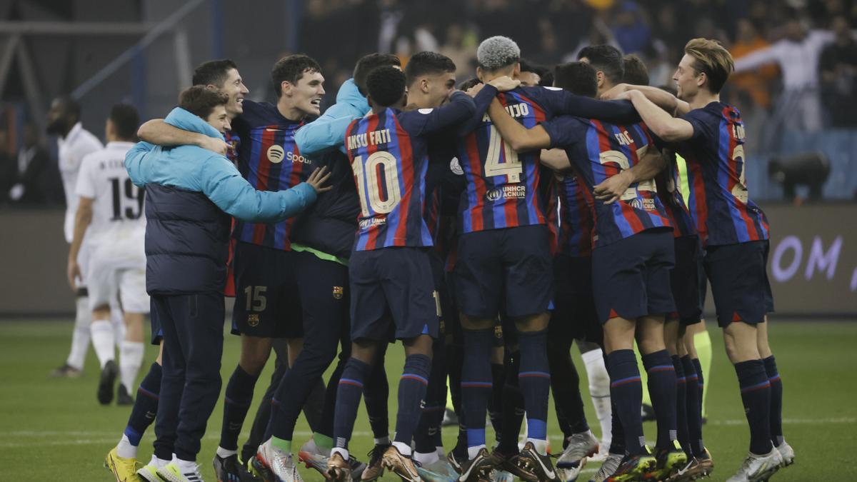 Así fue la vuelta de honor del Barça tras ganar la Supercopa de España