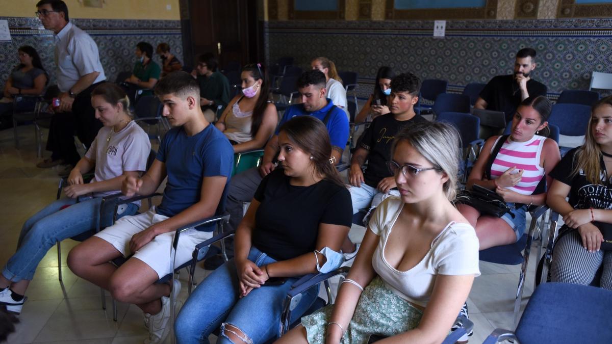 Jóvenes de Las Palmeras becados por la Universidad de Córdoba, en el acto de clausura del curso.
