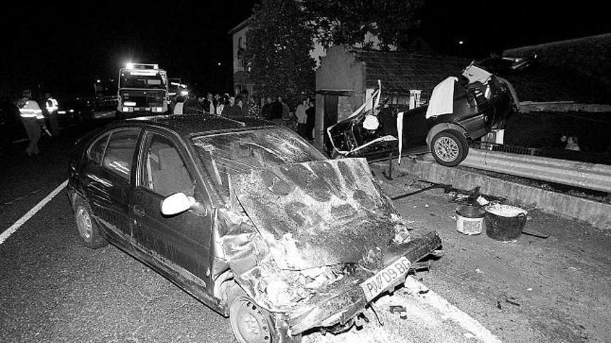 Al fondo, sobre el guardarrail, el coche en el que viajaban los jóvenes. En primer plano, el turismo contra el que colisionaron.