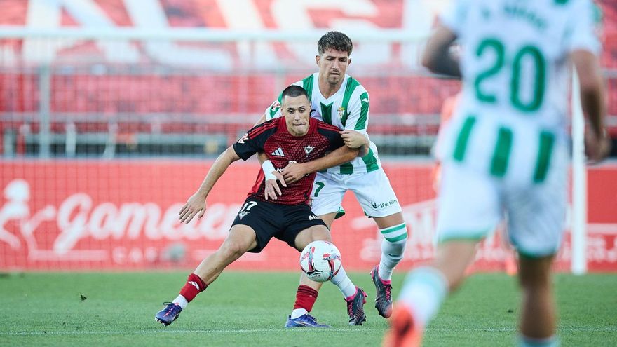 Mirandés-Córdoba CF | El estreno blanquiverde en la Liga Hypermotion, en imágenes