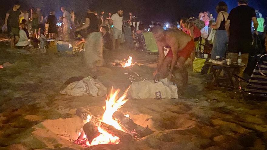 La Noche de San Juan se adueña de las playas de El Campello