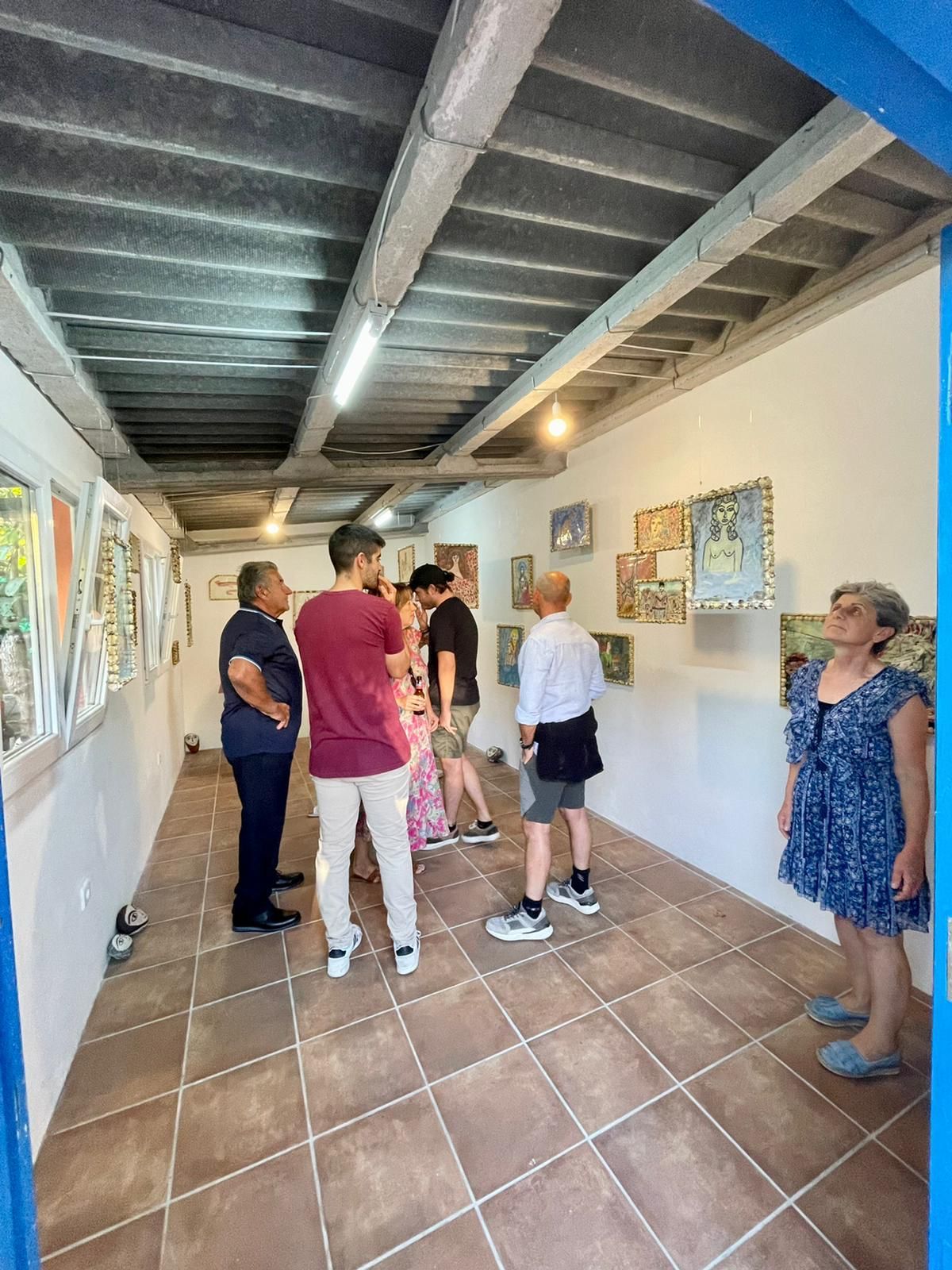 Un gallinero reconvertido en galería de arte en el centro de Bueu