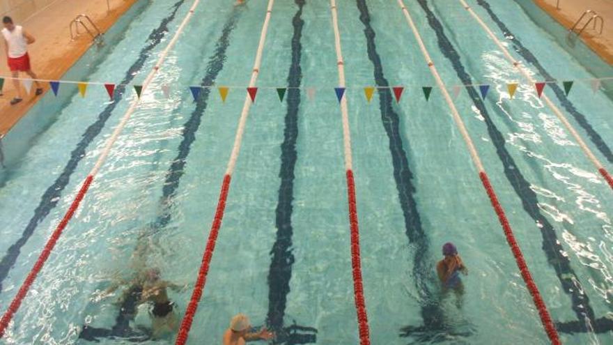 Varios bañistas en las instalaciones de la piscina cubierta.