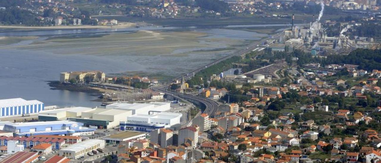 Vista de parte de las naves portuarias de Marín con el complejo de Ence al fondo. |   // NOÉ PARGA