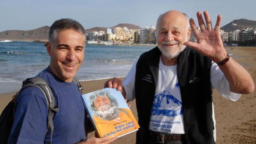 Kurt Diemberger (a la derecha), montañero de leyenda, muestra uno de sus libros junto a Javier Cruz, organizador de la VII Semana de la Montaña. i Y. SOCORRO