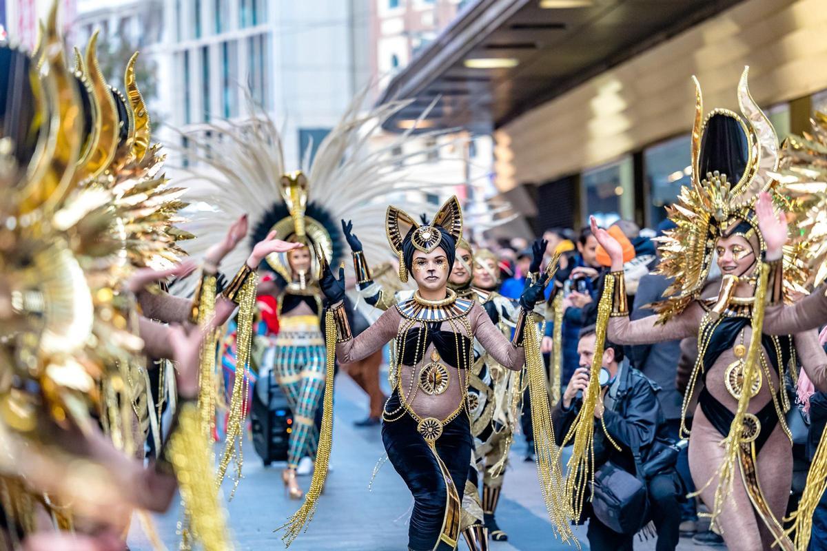 El Carnaval de Torrevieja desfila en el centro de Madrid con motivo de Fitur