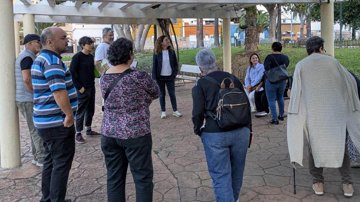 Paseo por el barrio de Escaleritas con los vecinos y la concejala Gemma Martínez Soliño.
