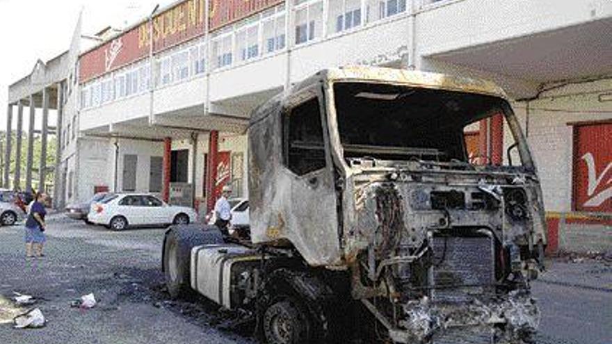 Un camión resultó calcinado en la madrugada de ayer en el polígono coruñés de Sabón. / JUAN VARELA