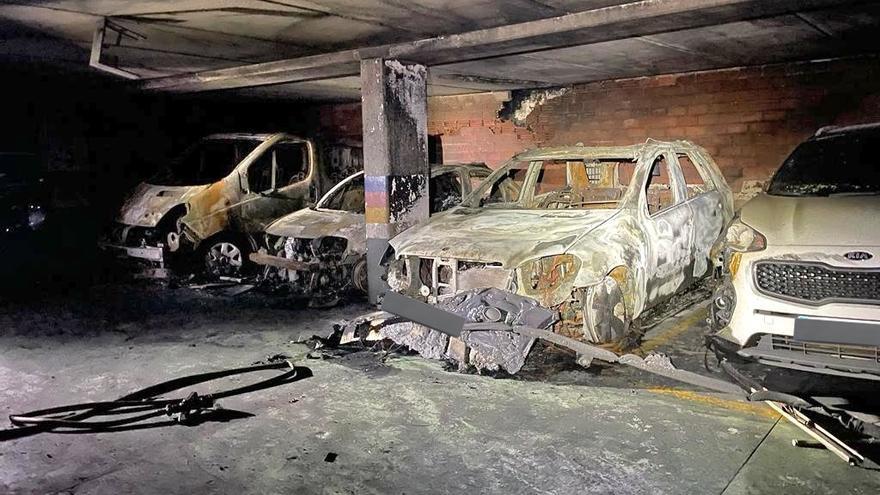 Un incendio calcina cuatro coches y causa daños en otros diez en un ‘parking’ de Os Mallos