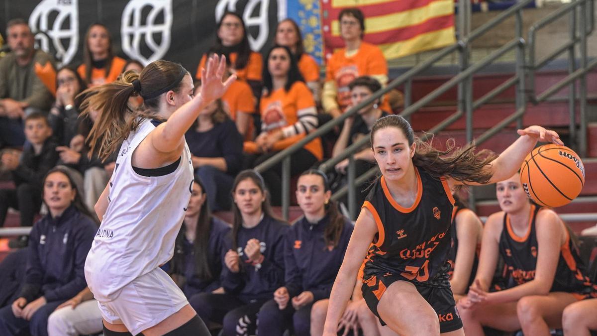 Una acción del partido entre el Valencia Basket y el Joventut en la Minicopa LF Endesa.