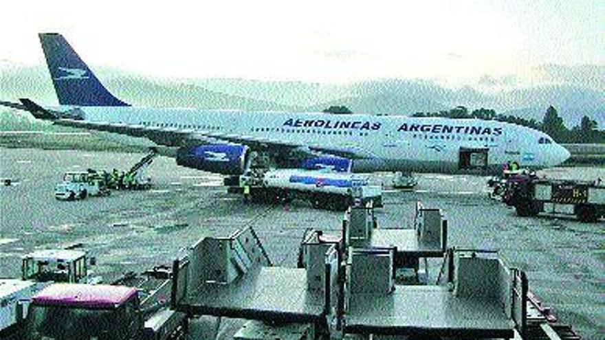 El avión de Aerolíneas Argentinas en la pista del aeropuerto de Peinador, donde estuvo una hora escasa.