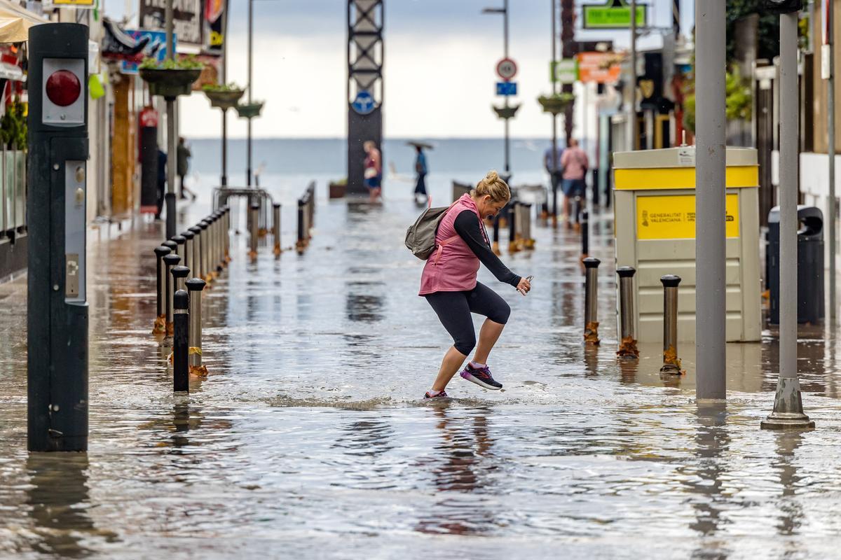 La lluvia inunda la recientemente remodelada Avenida del Mediterráneo de Benidorm