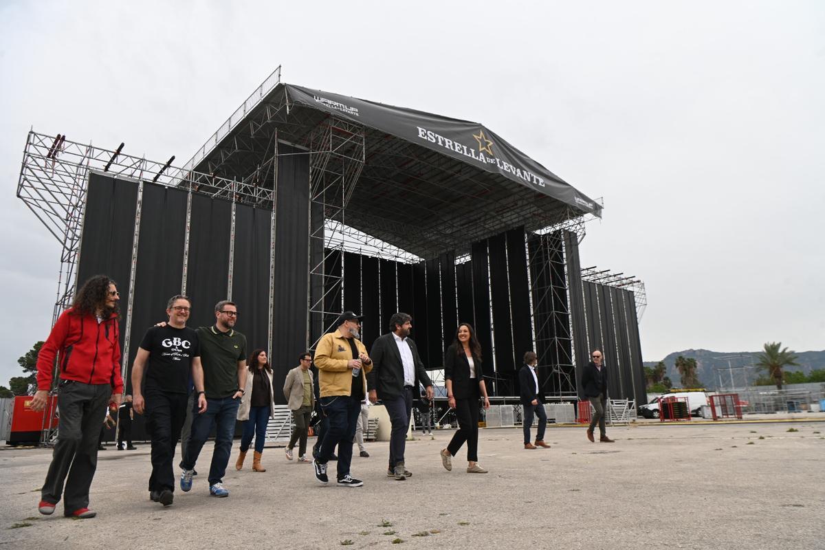 Autoridades y organizadores durante el montaje del Warm Up.