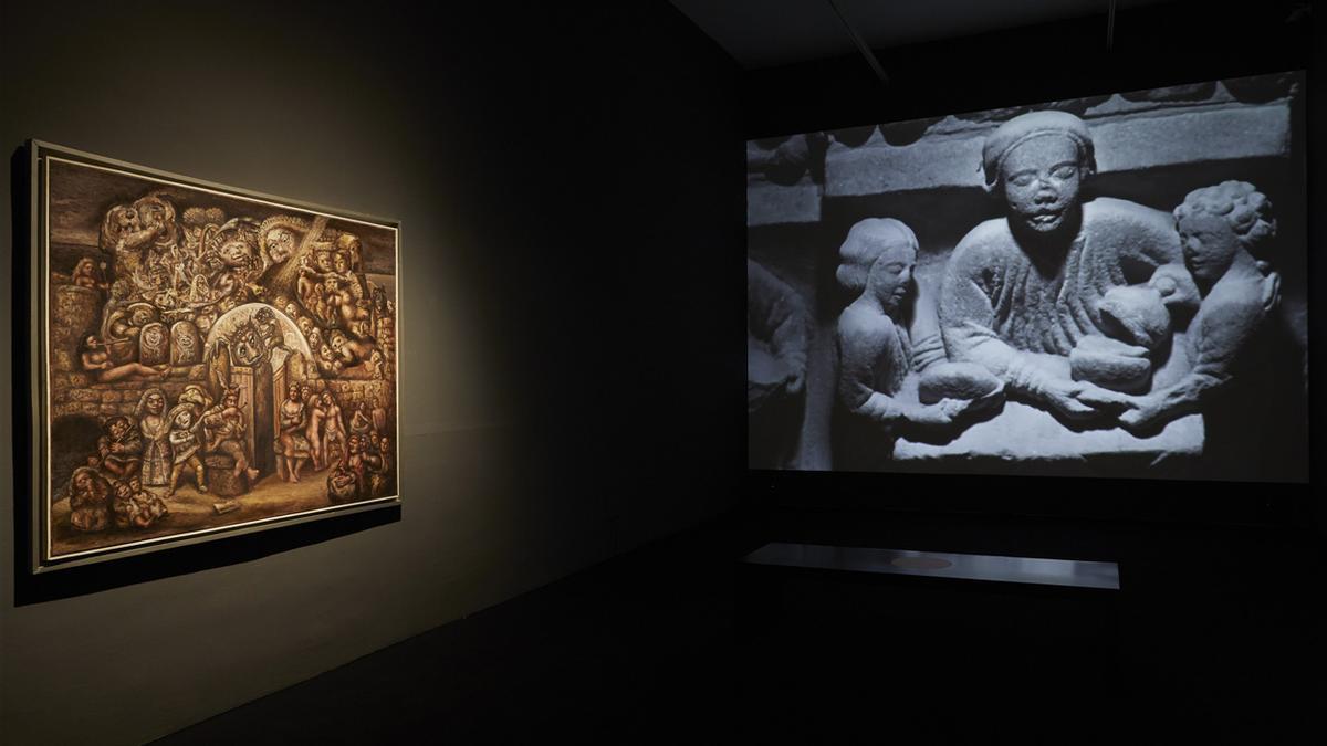 La obra de Laxeiro, instalada en la sala del Reina Sofía, junto a &quot;Acariño Galaico&quot;.