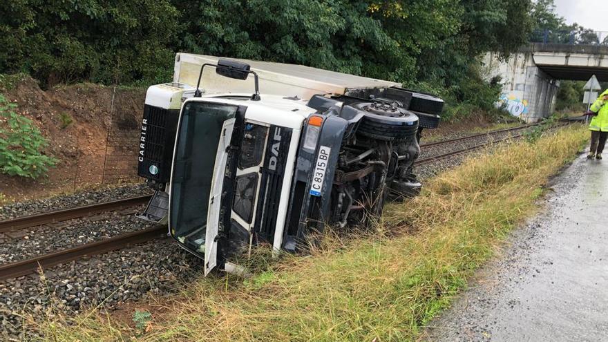 Sale ileso tras caer con su camión a la vía del tren en Betanzos