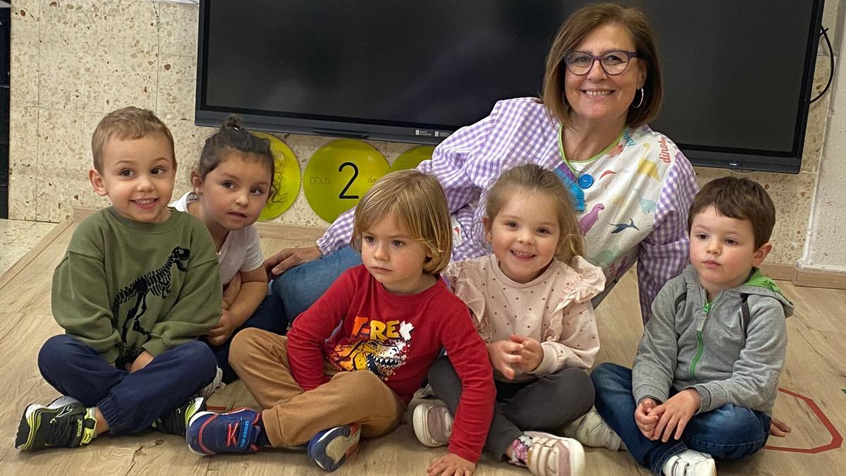 La maestra de Infantil Isabel García con sus peques de Infantil en el CEIP Pintor Laxeiro.