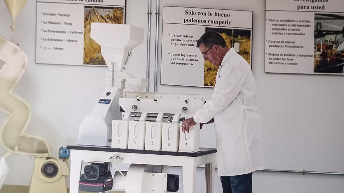 José García de Paredes en la Sala de semillas de Cetarsa.