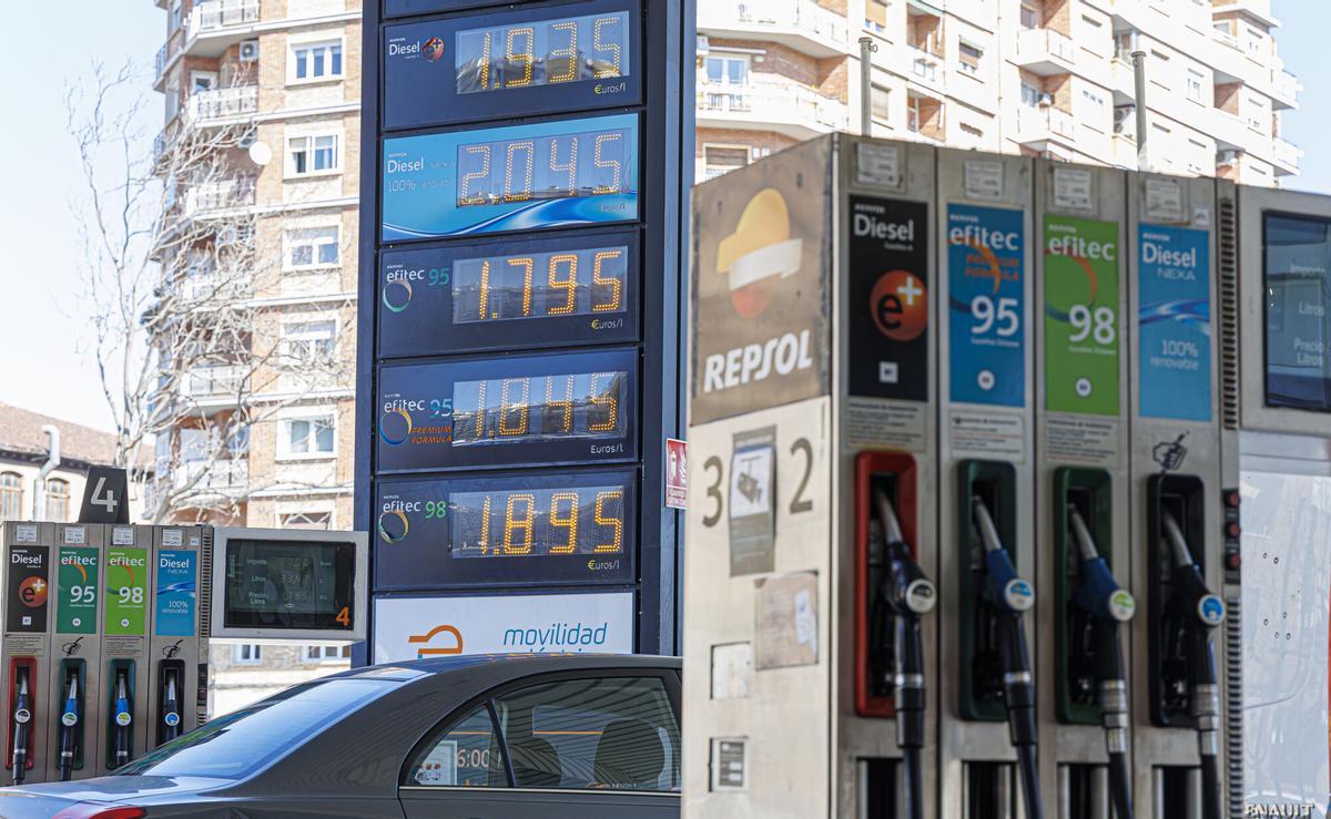ZARAGOZA, 18/03/2026.-Cartel informativo del previo del carburante en una gasolinera de Zaragoza, este miércoles. El sector agrario ha asumido ya un sobrecoste de hasta 100 millones de euros por la guerra, especialmente por el encarecimiento de un 28 % del gasóleo y de más del 40 % de los fertilizantes, siendo los herbáceos (cereales y oleaginosas) y los cítricos los más afectados hasta el momento, sobrecoste que la Asociación Valenciana de Agricultores (AVA-Asaja) cifra en cuatro millones de euros semanales en el sector primario de la Comunitat Valenciana. EFE/ Javier Belver