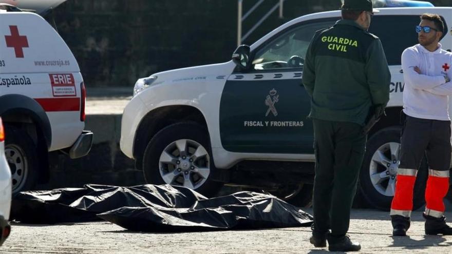 Continúa la búsqueda de una patera en el Estrecho tras morir 6 inmigrantes