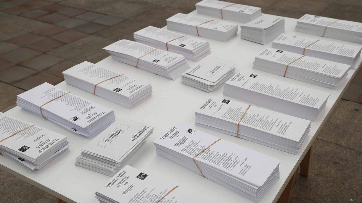 Papeletas en una de las mesas electorales en los comicios municipales de 2023.