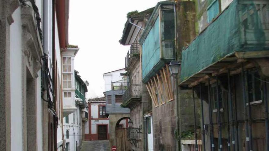 Casas apuntalados en el casco histórico de Betanzos.