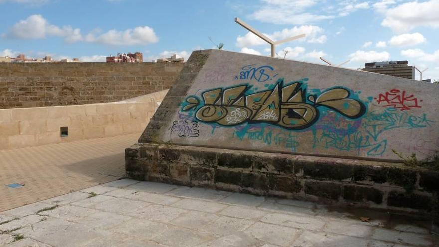 El Baluard del Príncep rehabilitado ha sido objeto de reiteradas pintadas en los últimos años.