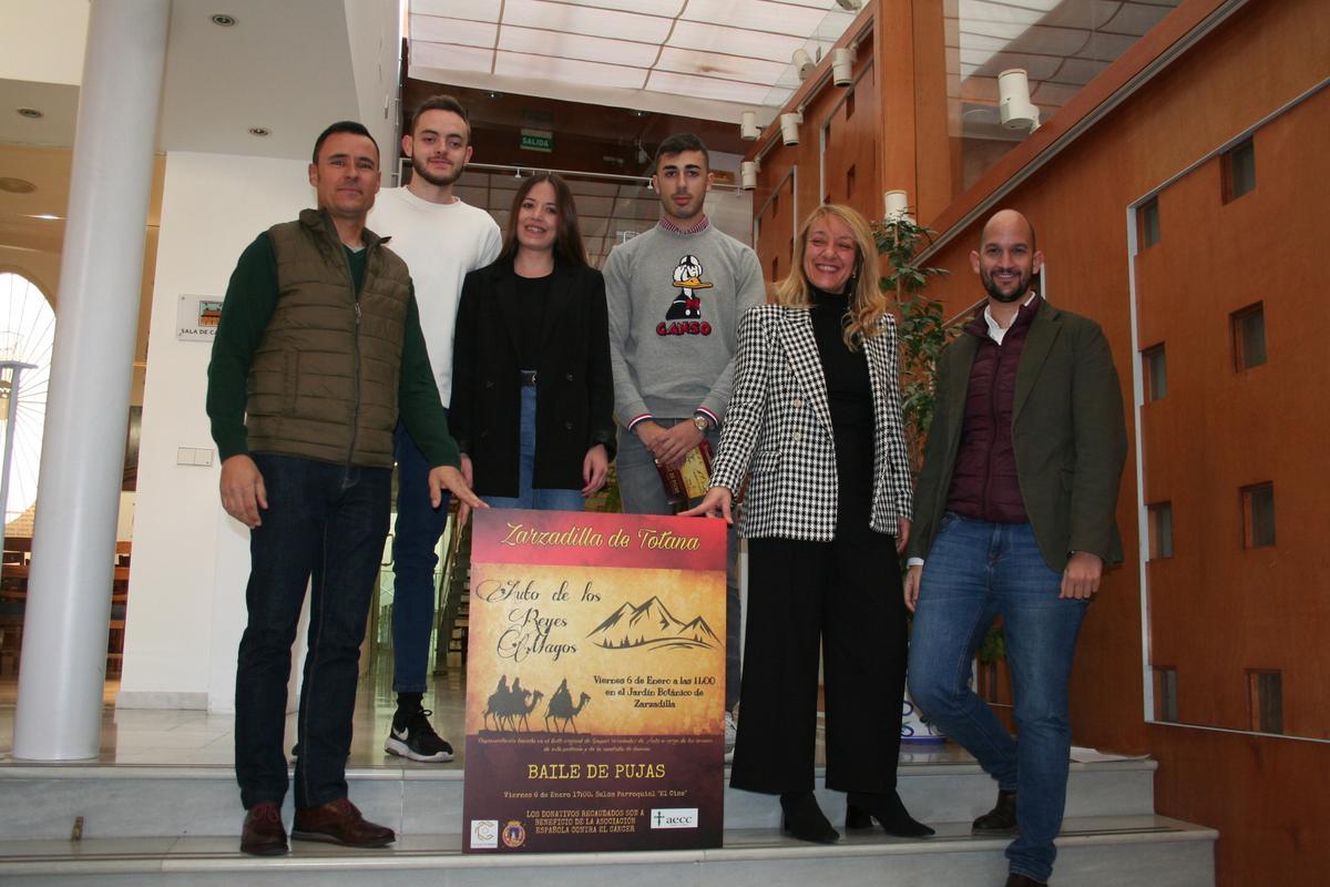 Actores del Auto de Reyes Magos de Zarzadilla de Totana con los ediles de Cultura y Festejos, este viernes.