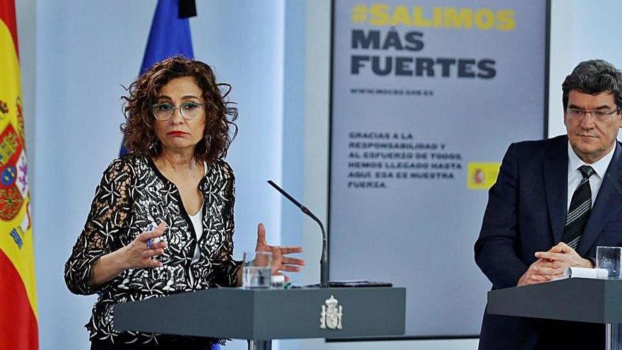 La ministra de Hacienda y portavoz del Gobierno, María Jesús Montero, junto al ministro de Seguridad Social, José Luis Escrivá.