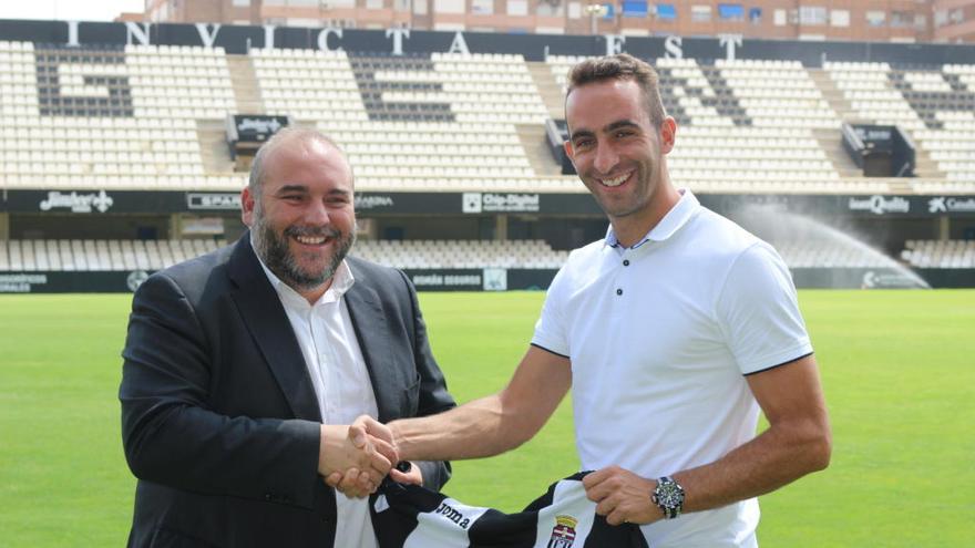 Sánchez Breis junto al futbolista Alberto Aguilar