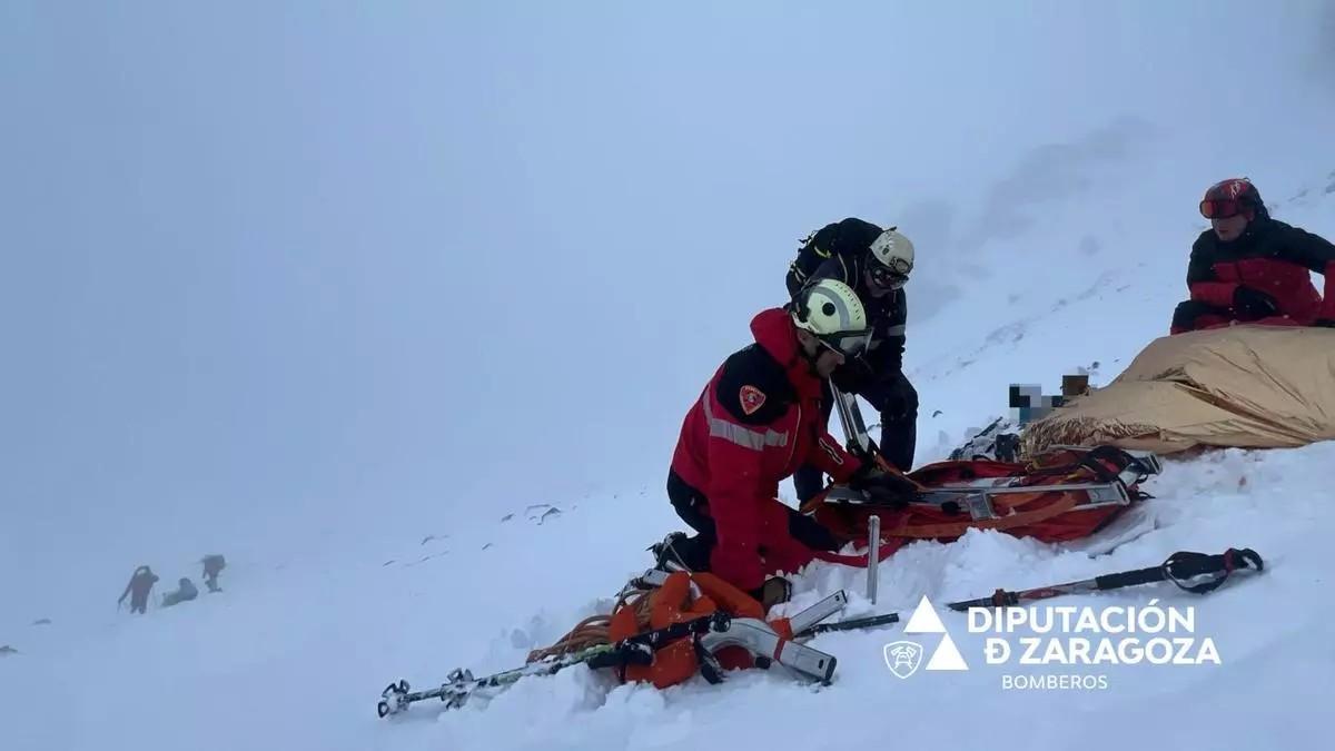 Los bomberos de la Diputación de Zaragoza durante el rescate de los fallecidos