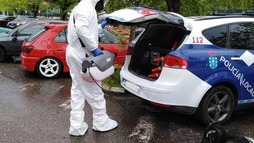 Un policía de Redondela desinfecta un coche patrulla con ozono.