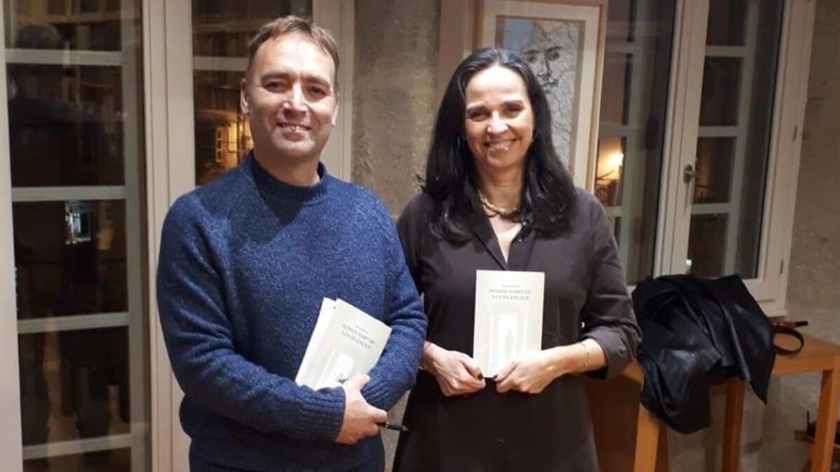 Marcos Pérez Gulin y Mónica Montero en la librería Couceiro, en Santiago.
