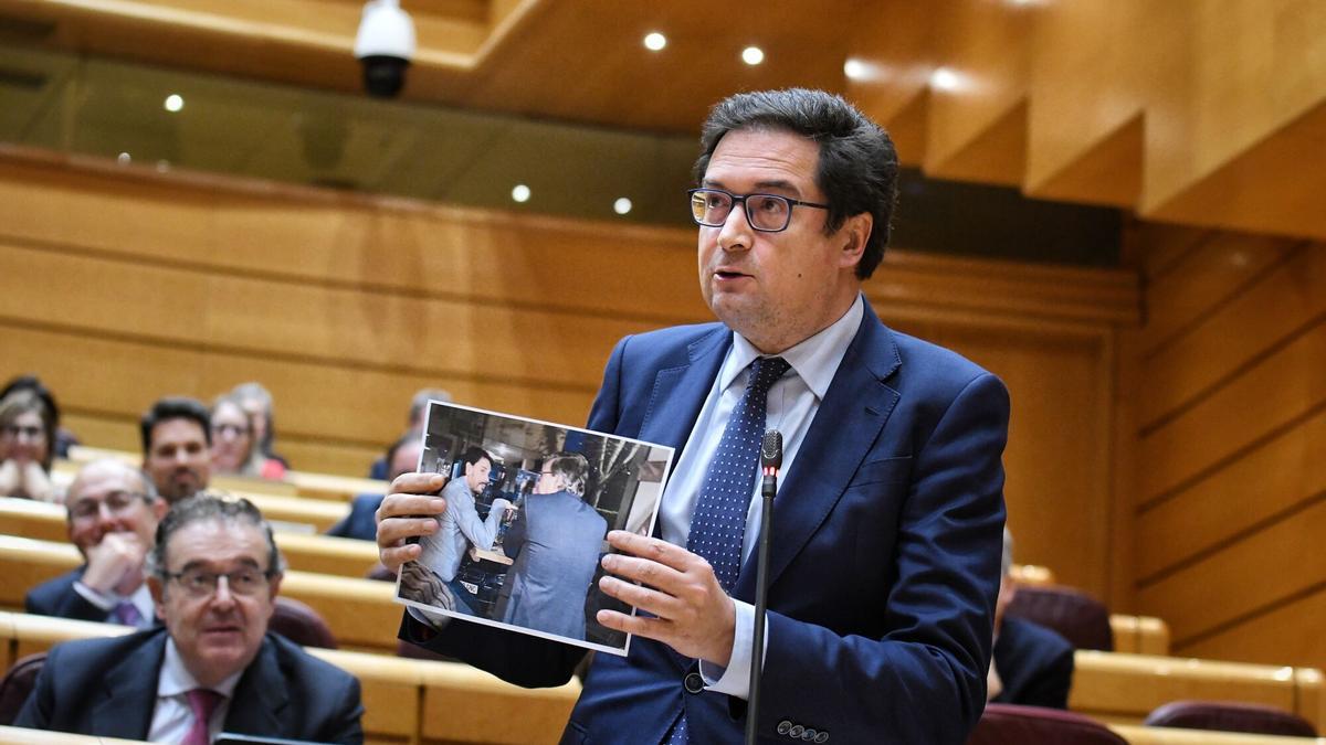 El ministro para la Transformación Digital, Óscar López, durante una sesión de control al Senado.