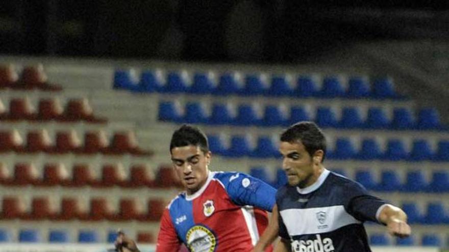 El azulgrana David Álvarez presiona al central del Marino José Angel.