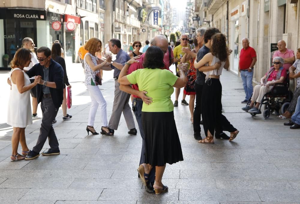 La calle Príncipe acoge el X Encuentro de Tango de Galicia en el que participaron 150 bailarines.