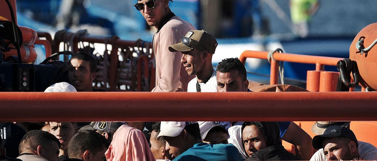 La ‘Guardamar Talía’ rescata a un grupo de migrantes cerca de la costa de Gran Canaria.