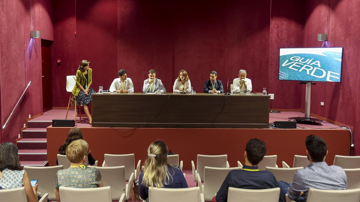 Las mesas redondas se desarrollaron en la sala roja.