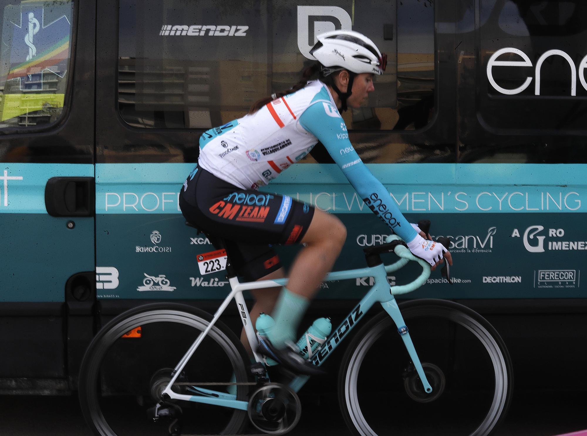 Salida de la primera etapa de la Setmana Ciclista femenina