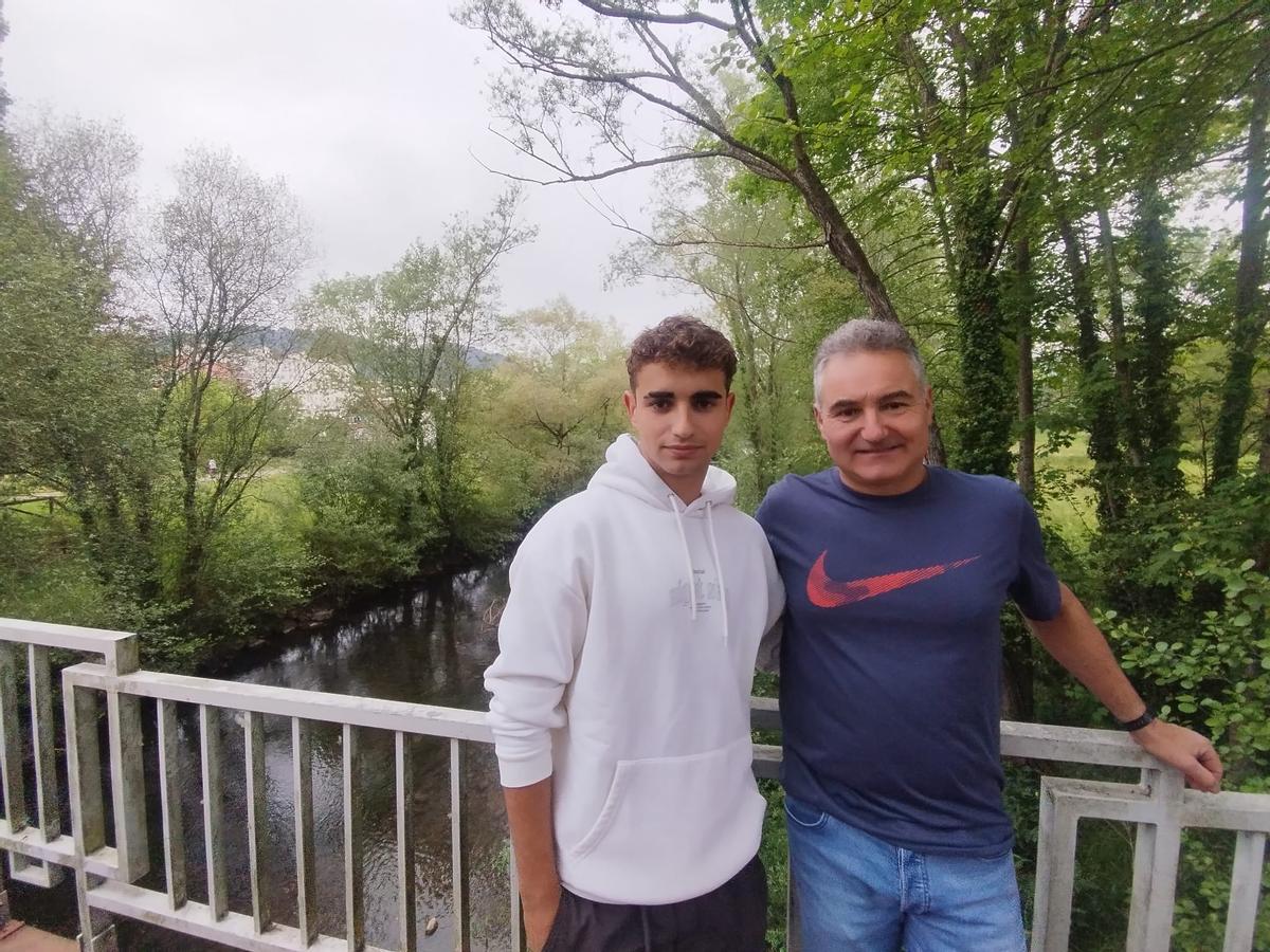 Enol Álvarez y Marino Álvarez en un puente sobre el río Cubia en Grado, donde residen.