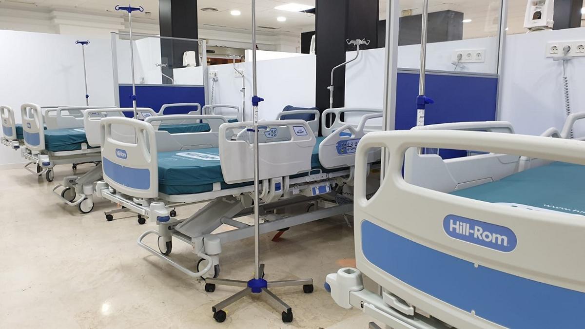 Imagen de las camas habilitadas en la zona de la cafetería del Hospital de la Axarquía