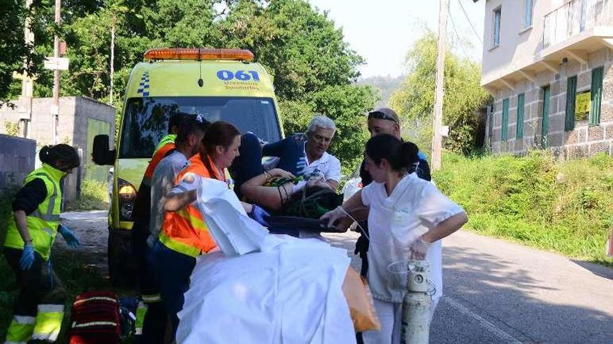 La joven herida en el lugar del accidente, en O Hío. // G.Núñez