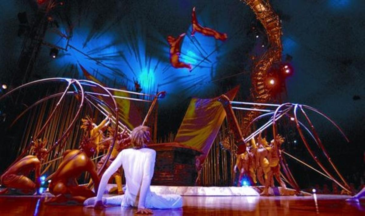 Una imatge de l’espectacular tancament de ’Varekai’ amb uns vertiginosos acròbates dels gronxadors russos. Una imatge de l’espectacular tancament de ’Varekai’ amb uns vertiginosos acròbates dels gronxadors russos.
