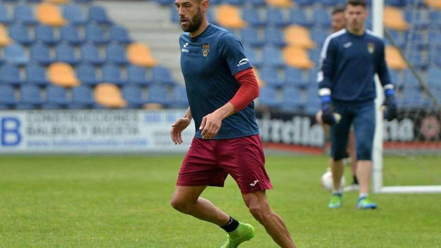 Adrián León conduce el balón durante un entrenamiento del Pontevedra. // Gustavo Santos