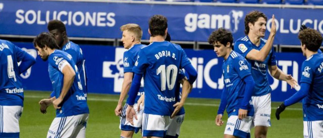 Varios jugadores del Oviedo celebran un gol.