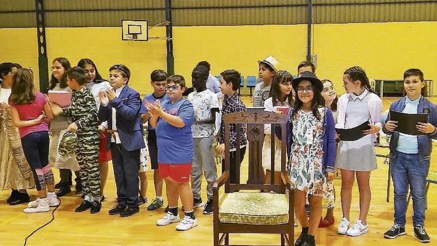 Os premiados no concurso de Narracións Escolares Concello de Marín coa alcaldesa e membros do xurado.