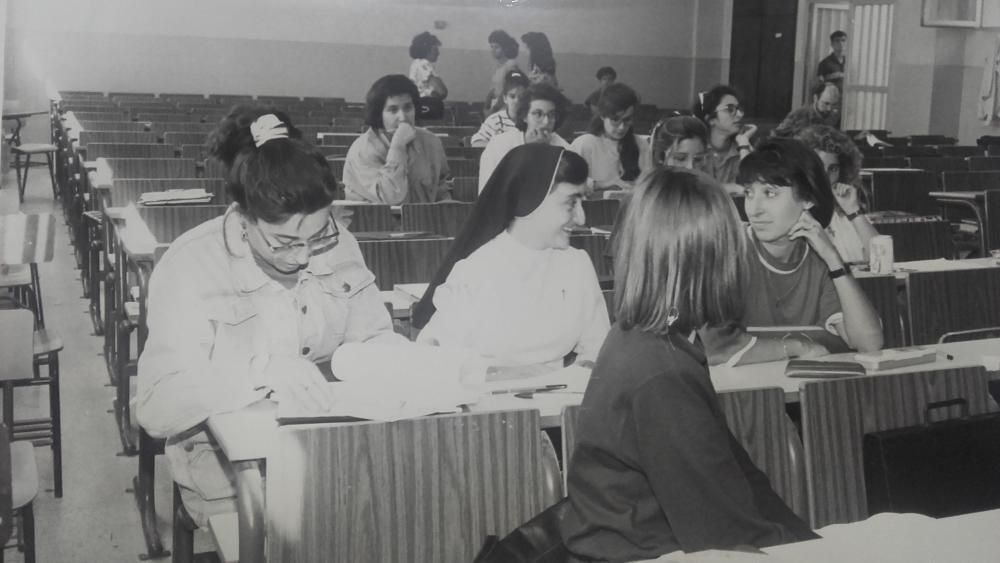 Con hábitos en la Facultad de Económicas, 1991